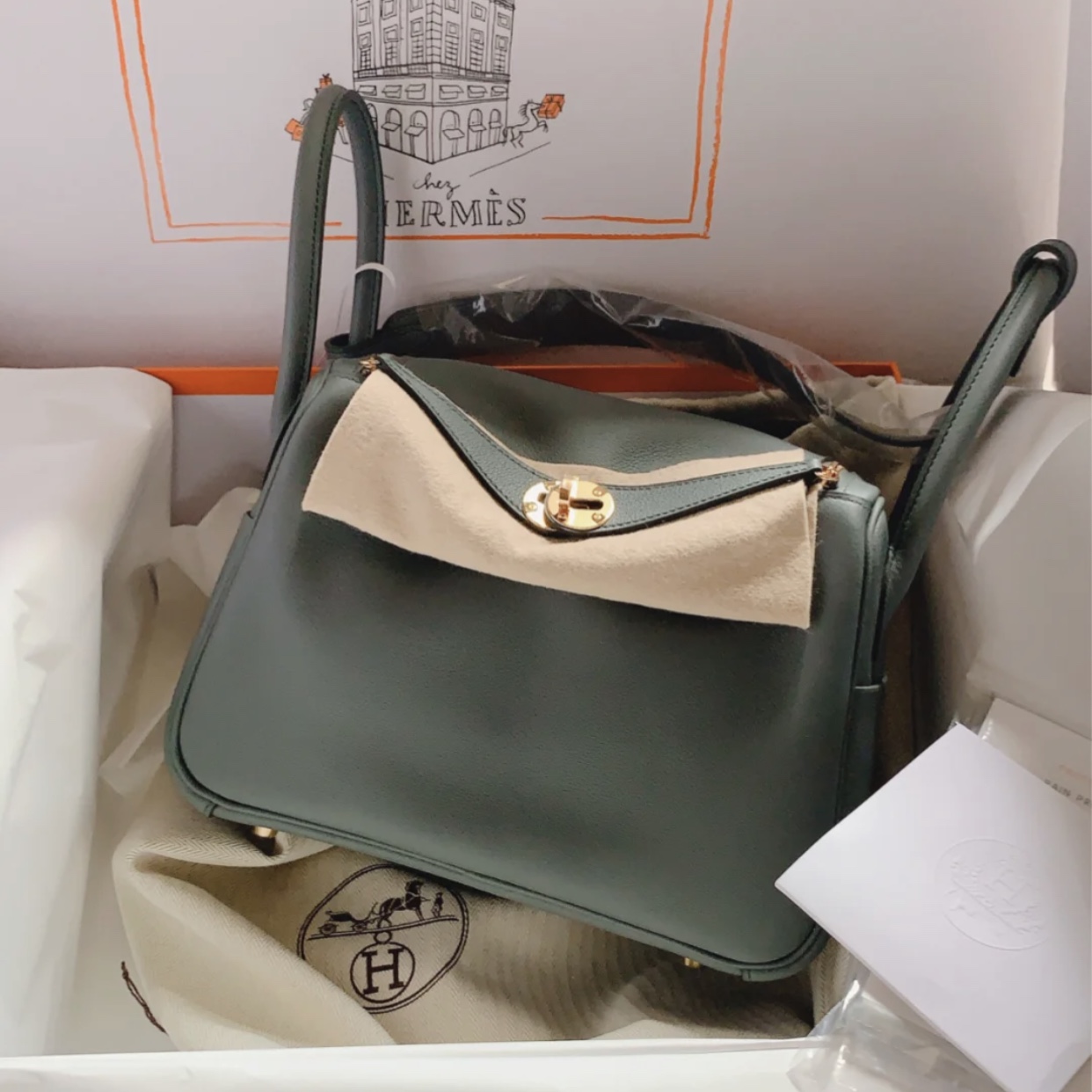 愛馬仕包包官網Hermes lindy 26cm Everycolor CC63杏綠色Vert amande-Qatar Kuwait Hermes  Birkin Kelly Lindy bag